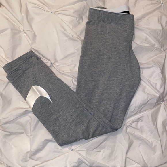 NIKE Sportswear Essential Leggings in Grey and White - Picture 4 of 6